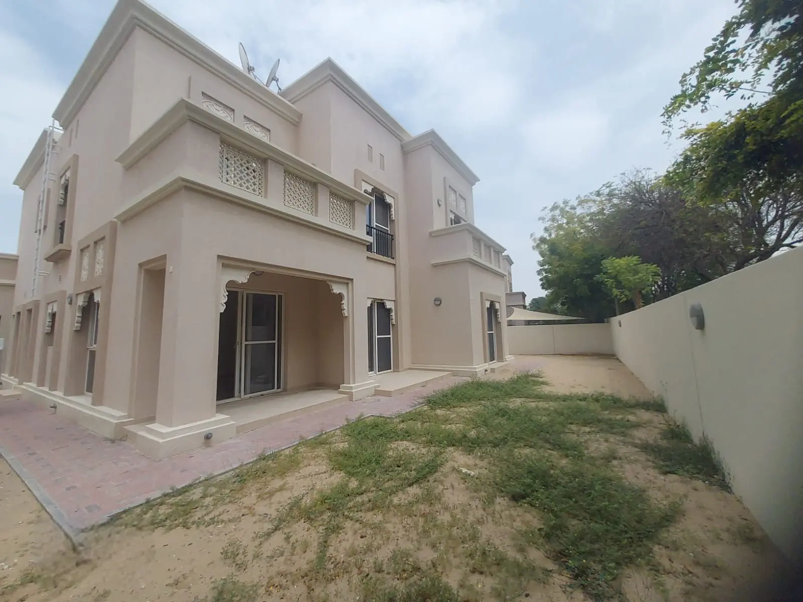 Large 4BR Villa | Arabic Style | Deal Investor